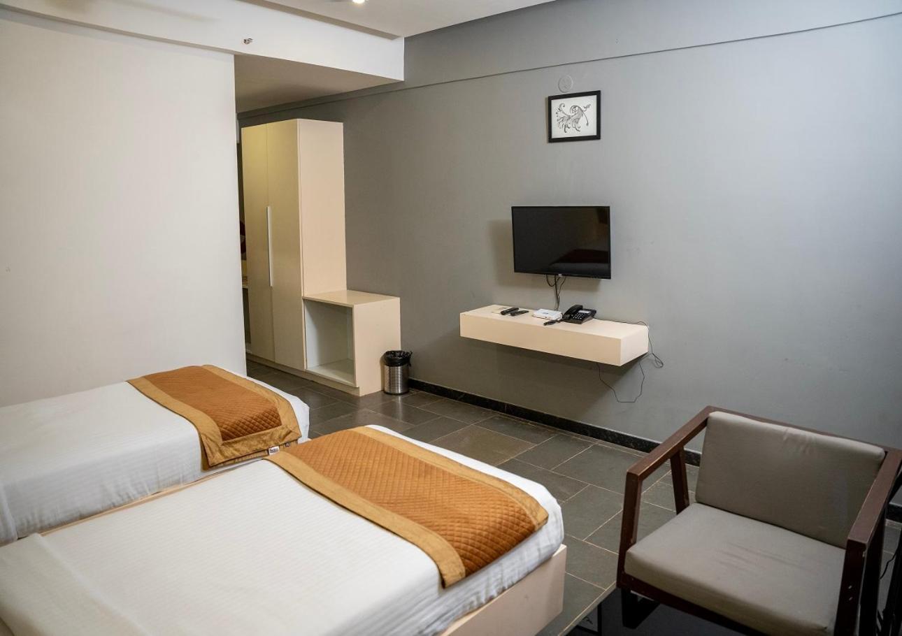 Hotel Dwarawata Dharwad Exteriör bild