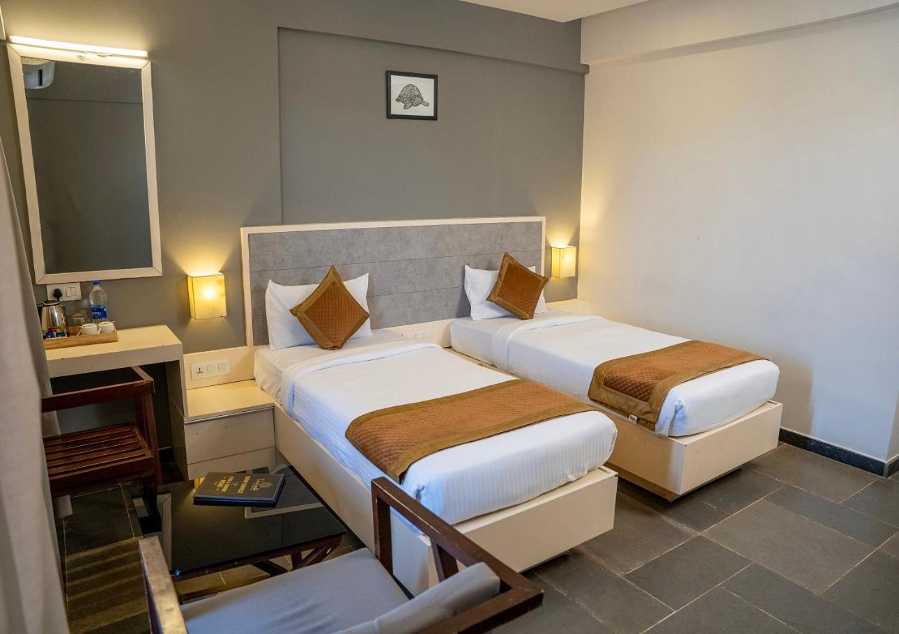 Hotel Dwarawata Dharwad Exteriör bild