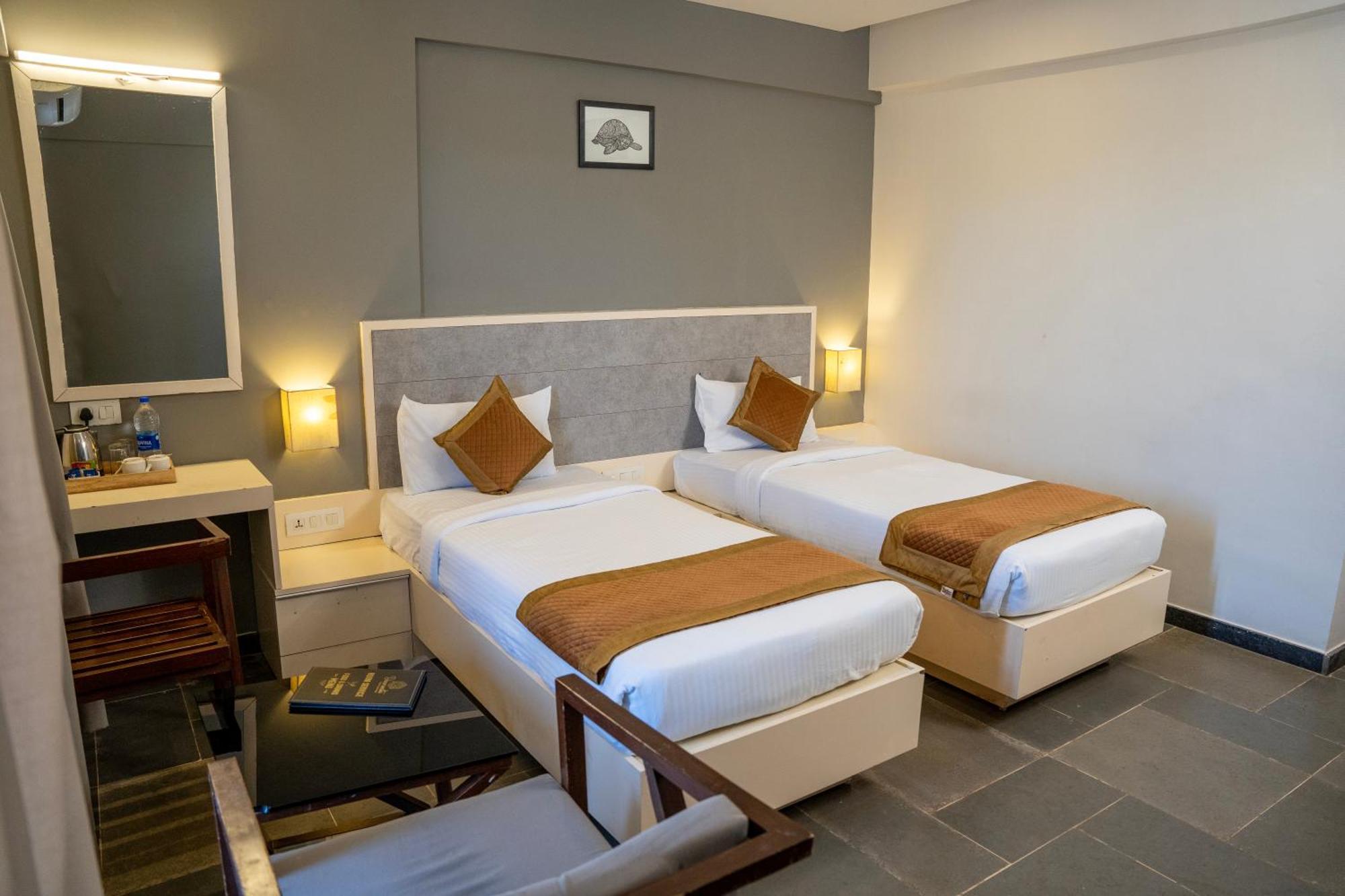 Hotel Dwarawata Dharwad Exteriör bild