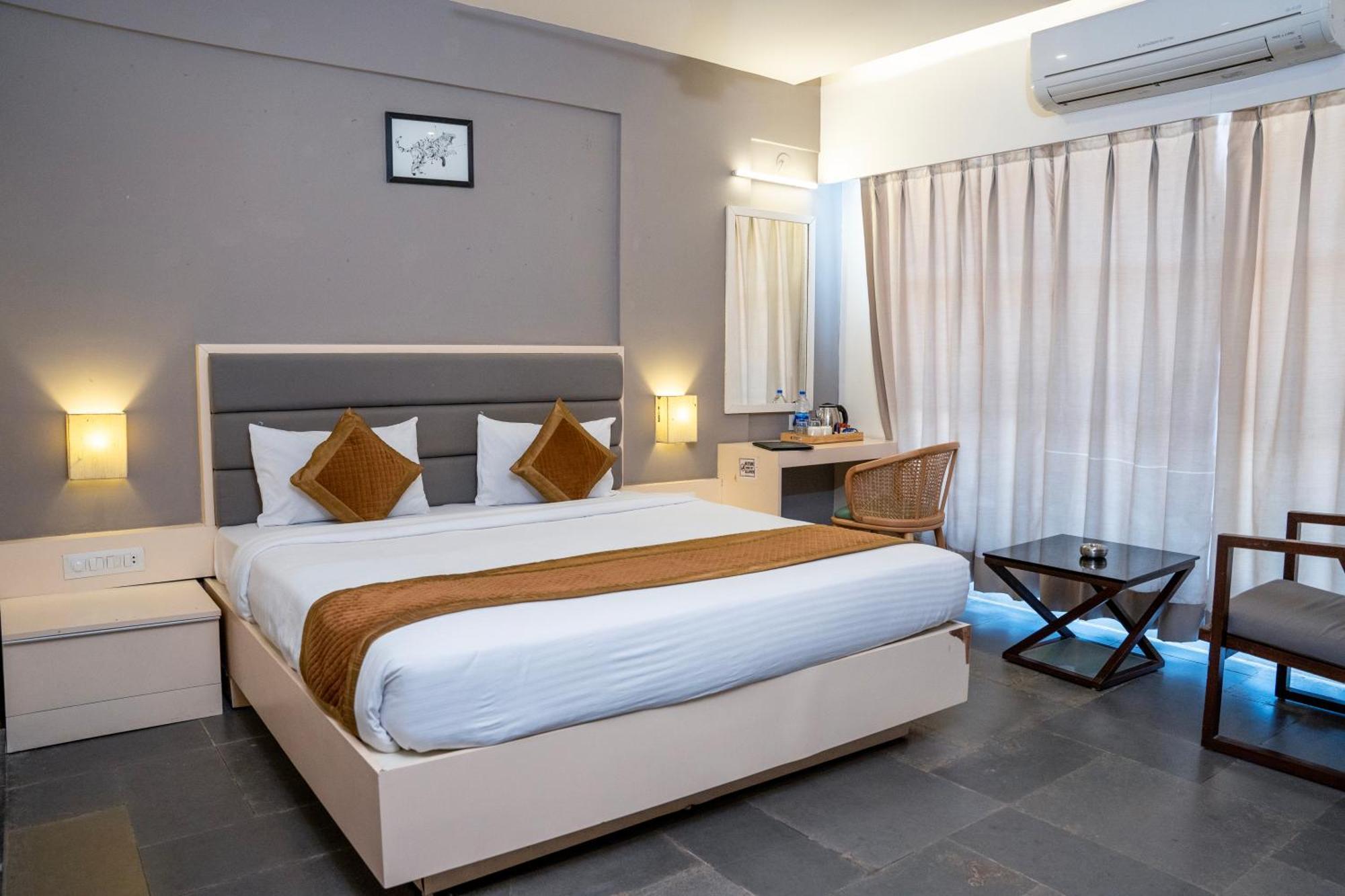 Hotel Dwarawata Dharwad Exteriör bild