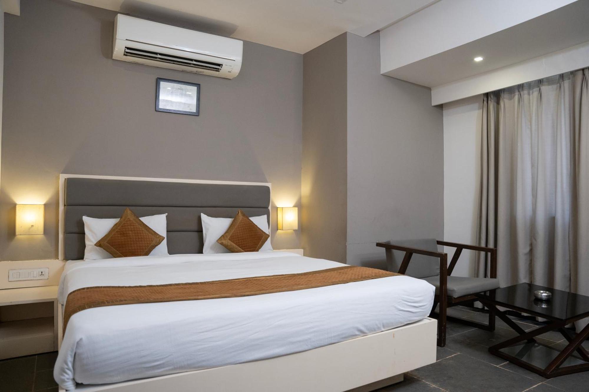 Hotel Dwarawata Dharwad Exteriör bild
