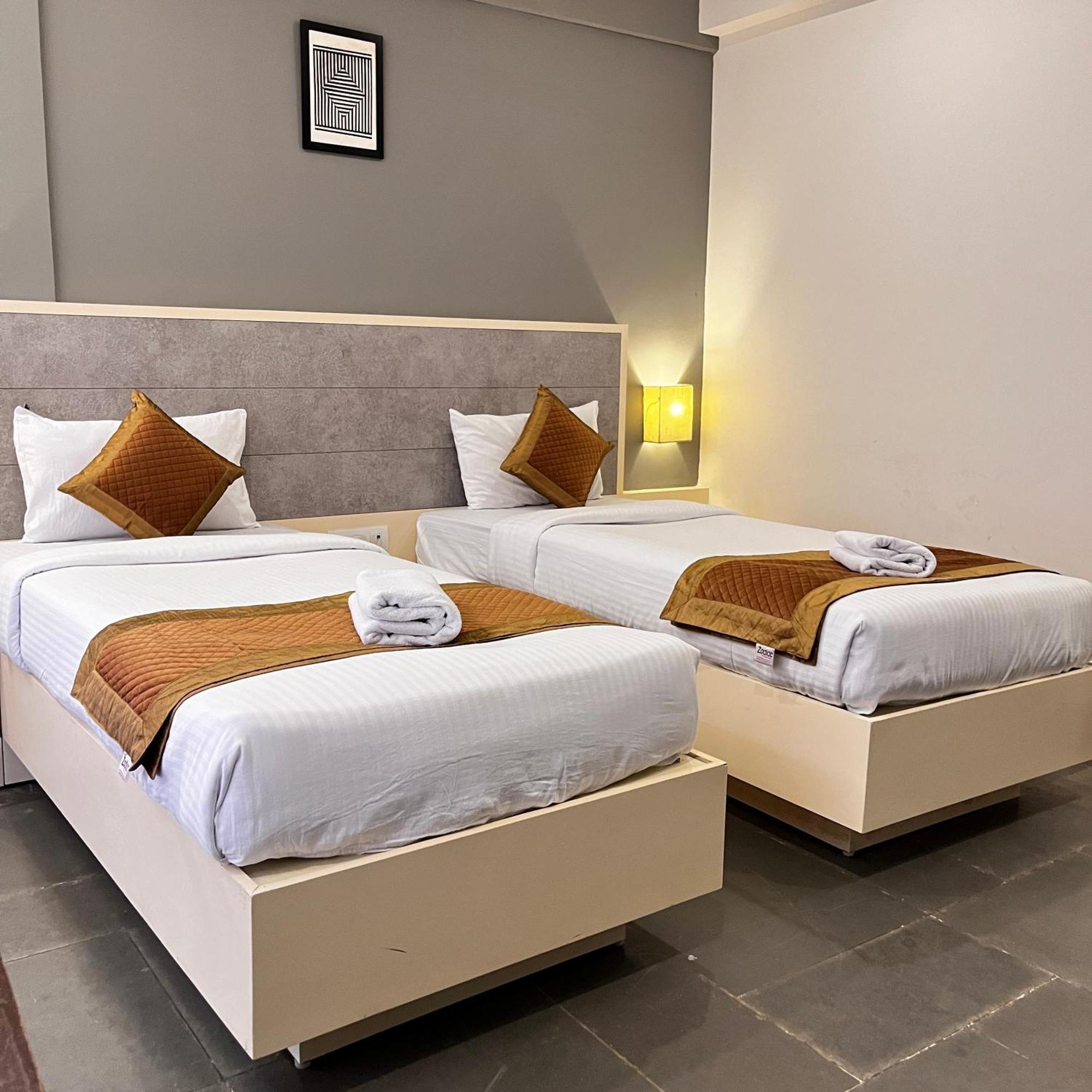 Hotel Dwarawata Dharwad Exteriör bild