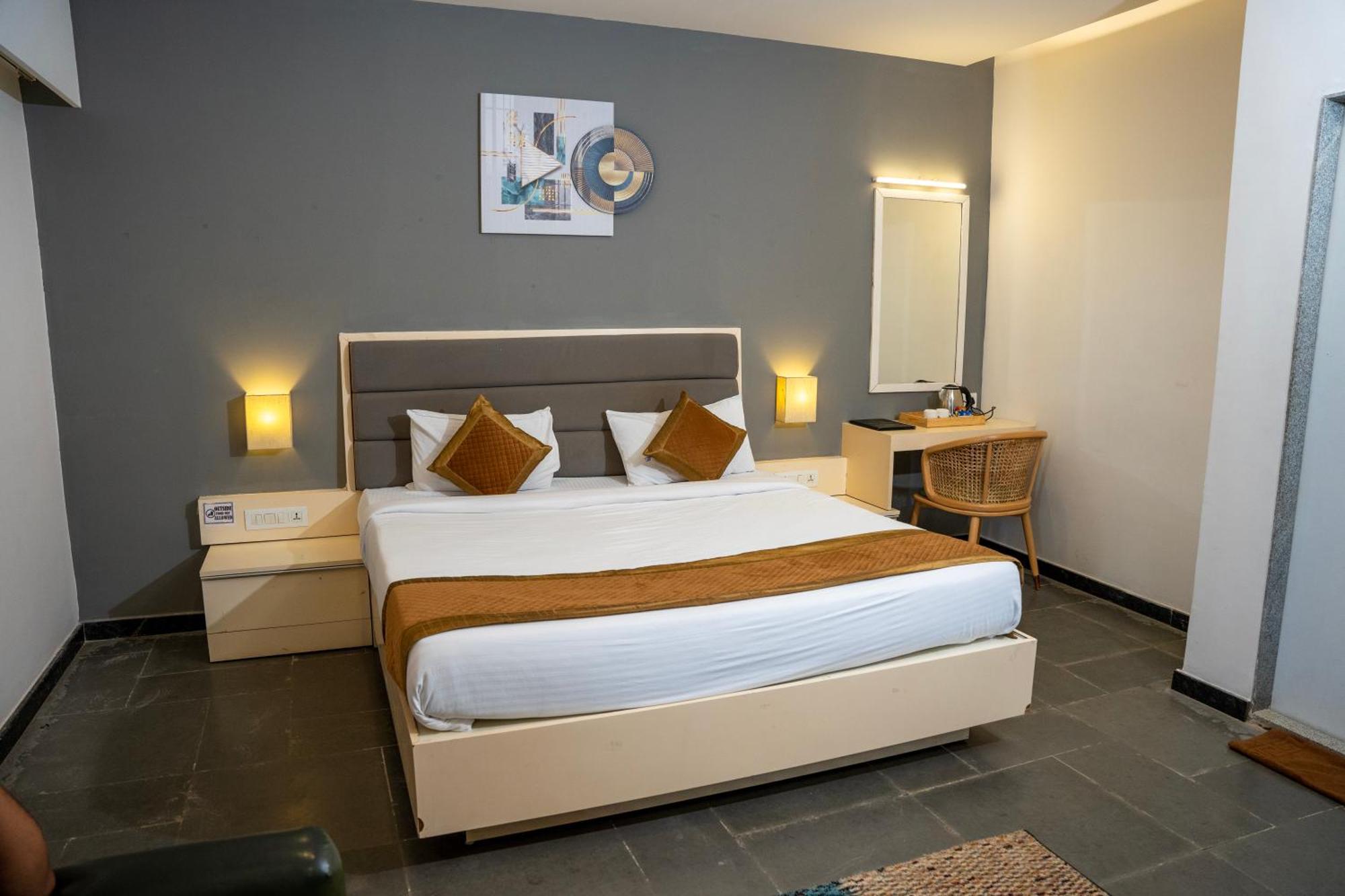 Hotel Dwarawata Dharwad Exteriör bild