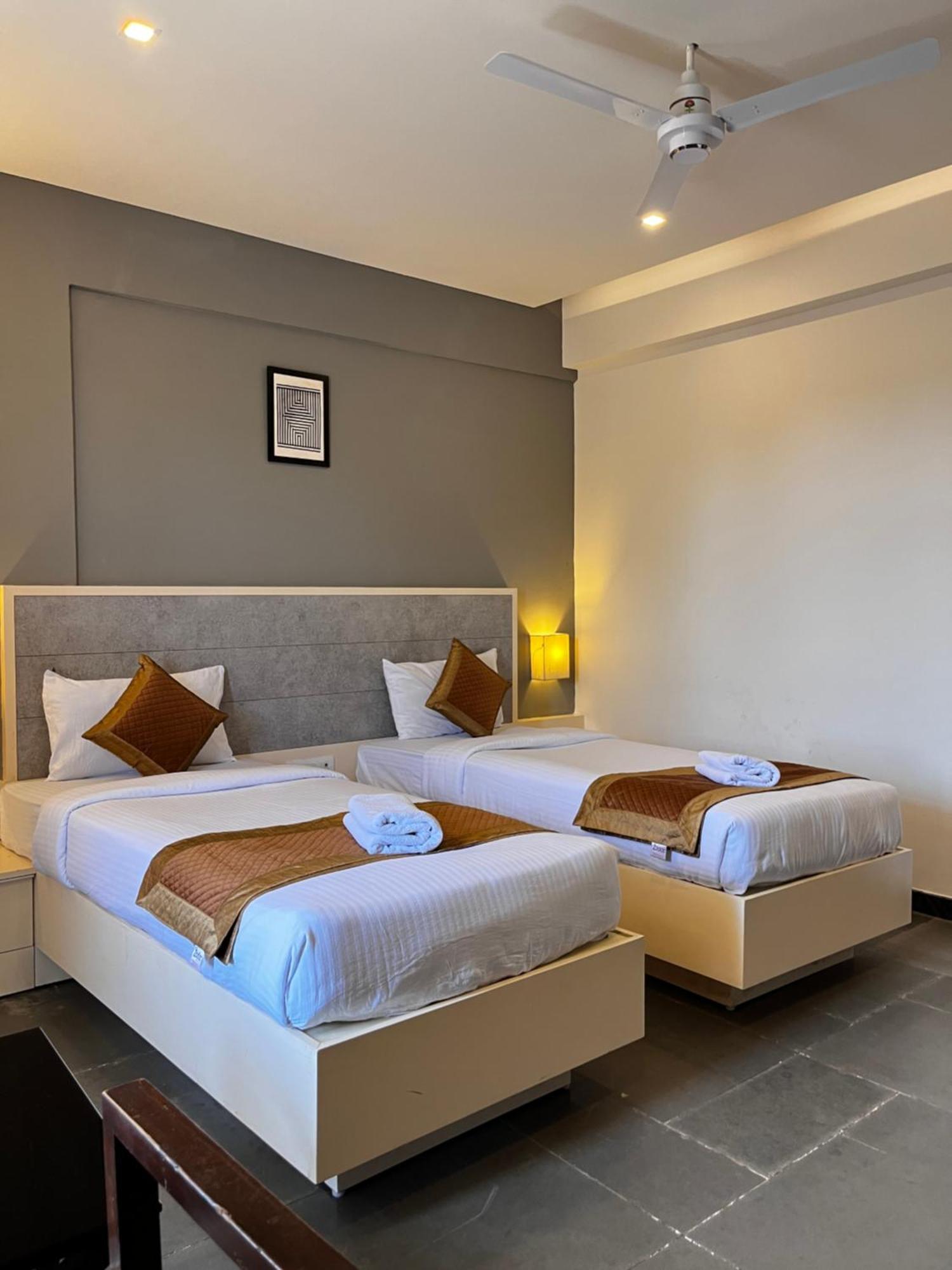 Hotel Dwarawata Dharwad Exteriör bild