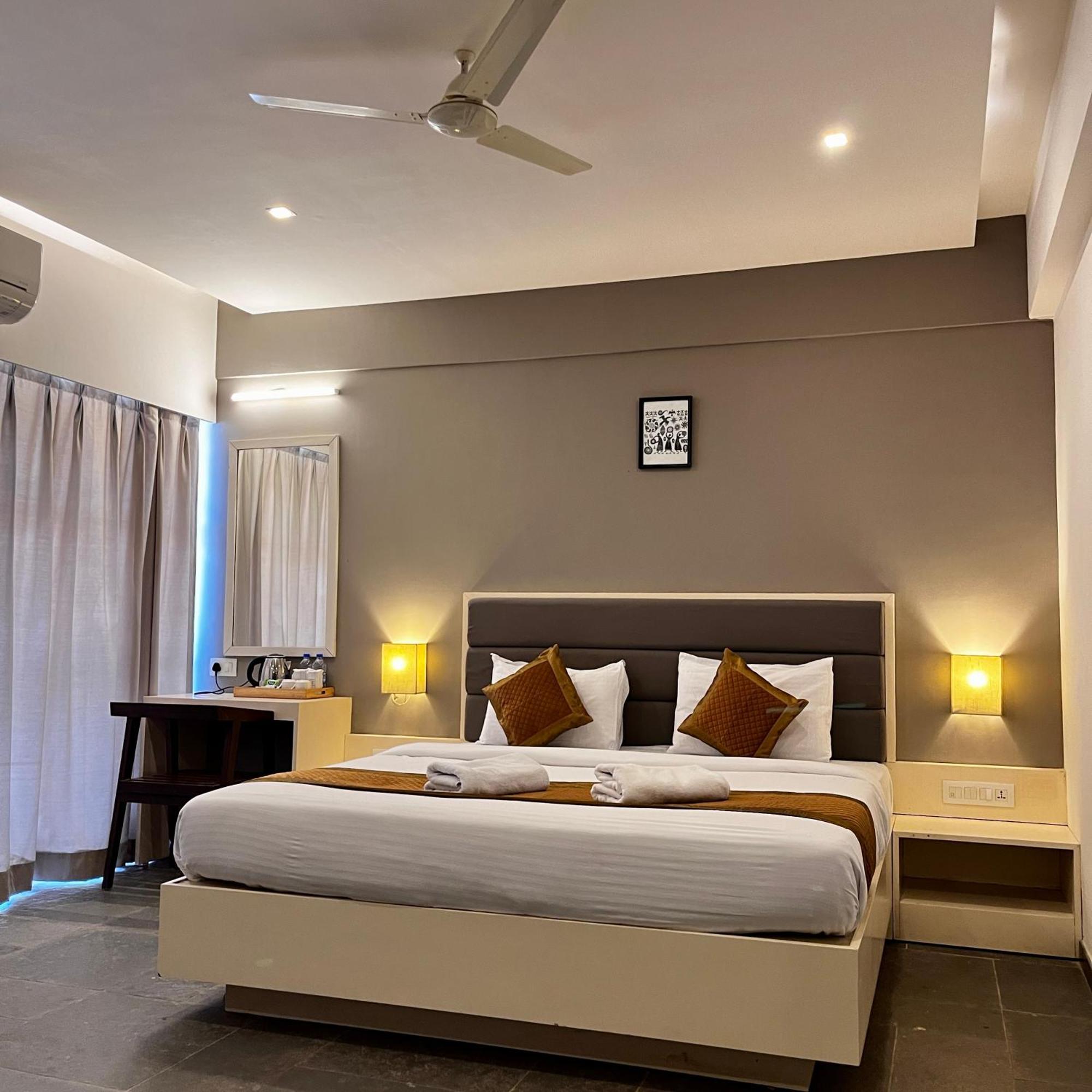 Hotel Dwarawata Dharwad Exteriör bild