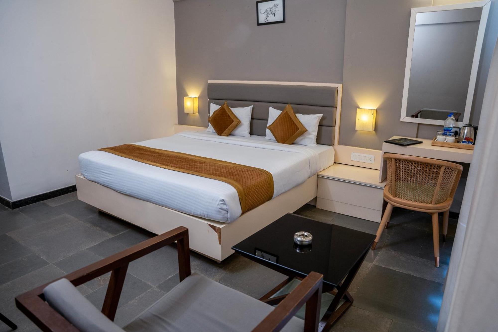Hotel Dwarawata Dharwad Exteriör bild