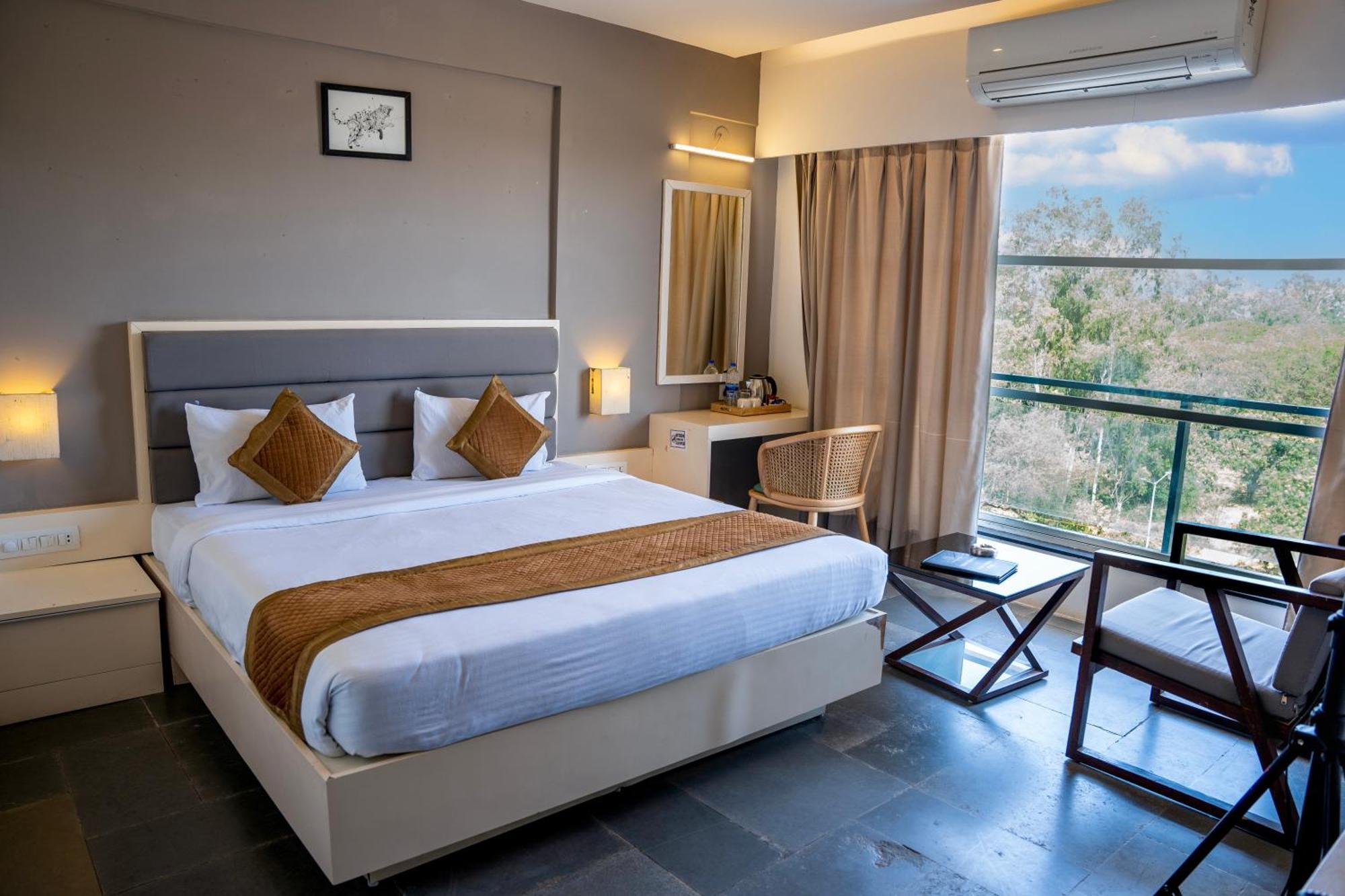 Hotel Dwarawata Dharwad Exteriör bild