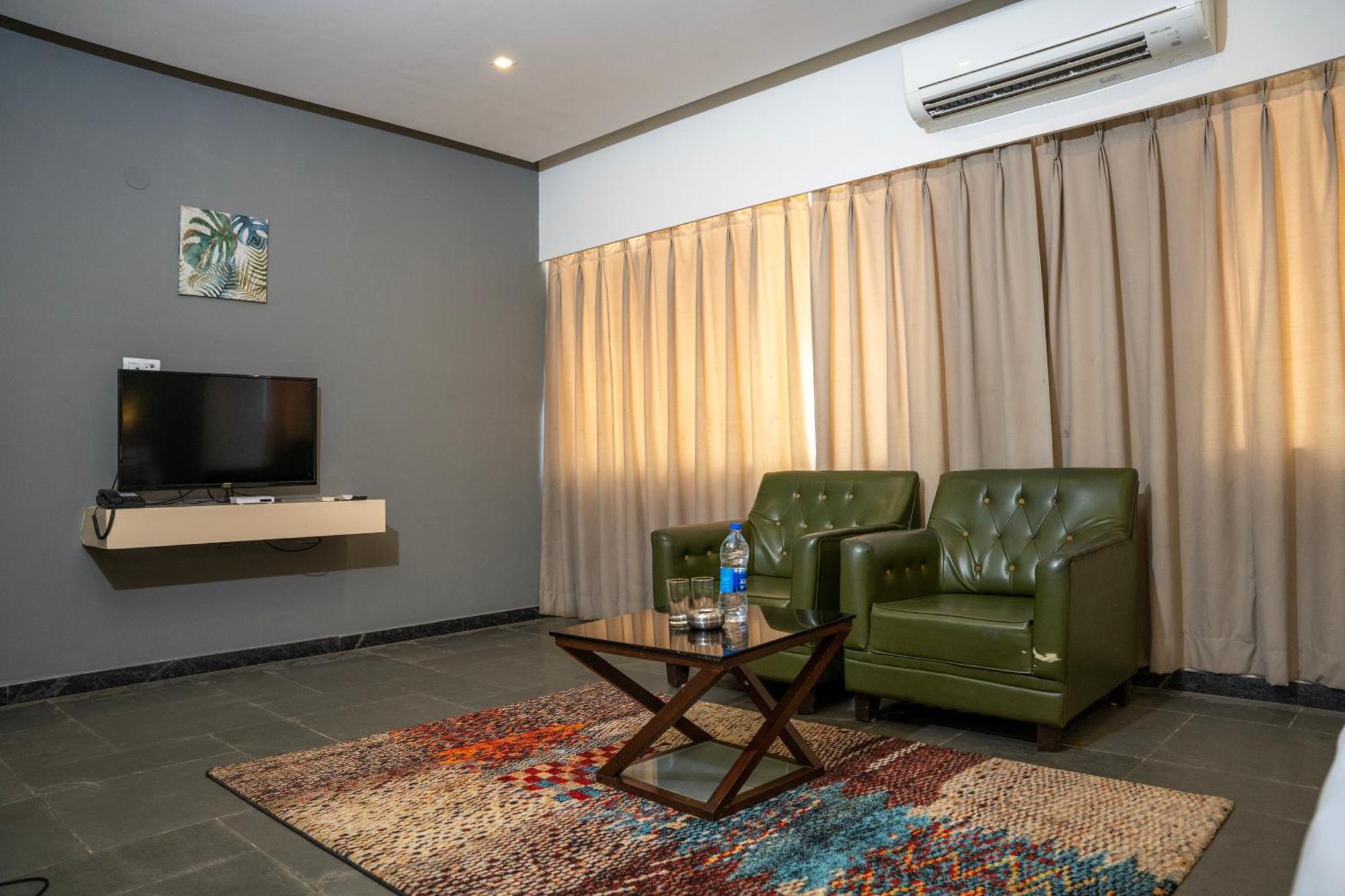 Hotel Dwarawata Dharwad Exteriör bild
