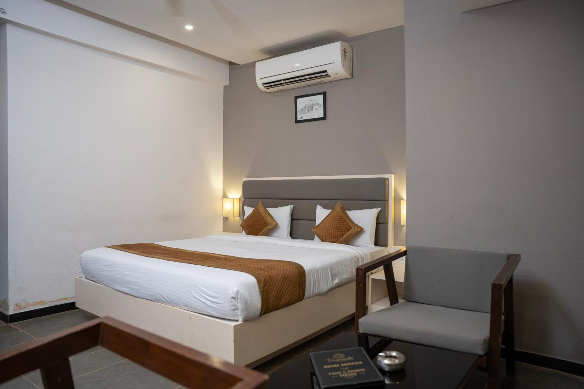 Hotel Dwarawata Dharwad Exteriör bild