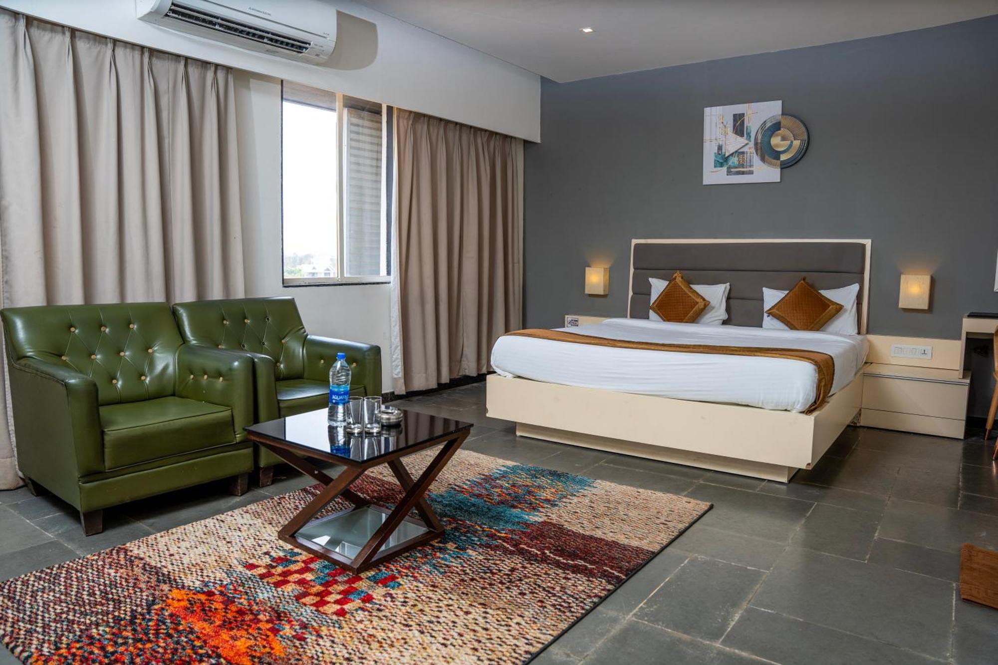 Hotel Dwarawata Dharwad Exteriör bild