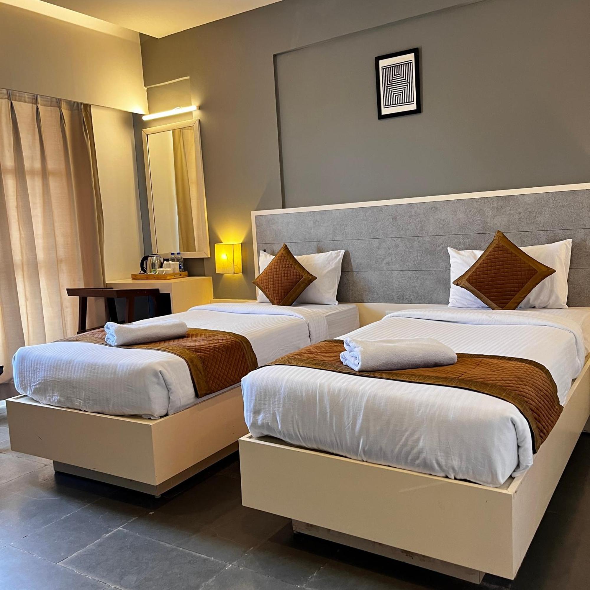 Hotel Dwarawata Dharwad Exteriör bild