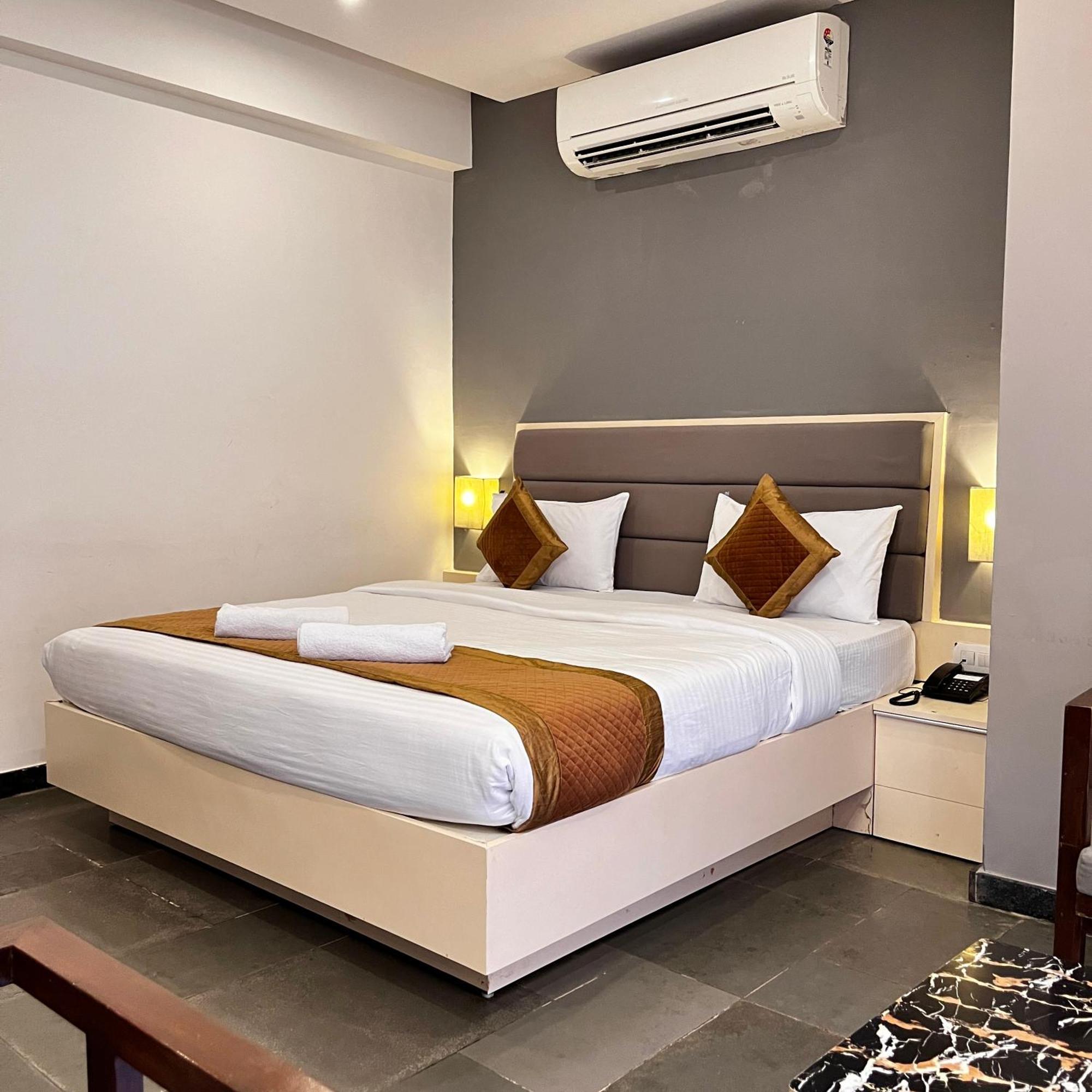 Hotel Dwarawata Dharwad Exteriör bild